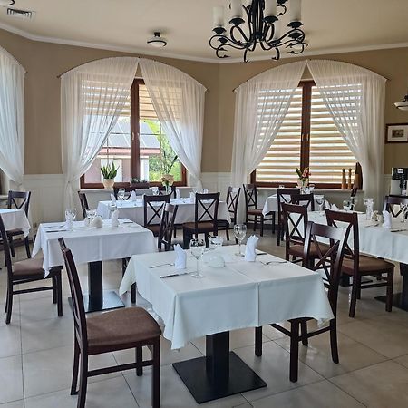 Hotel Ambasada Кробя Экстерьер фото