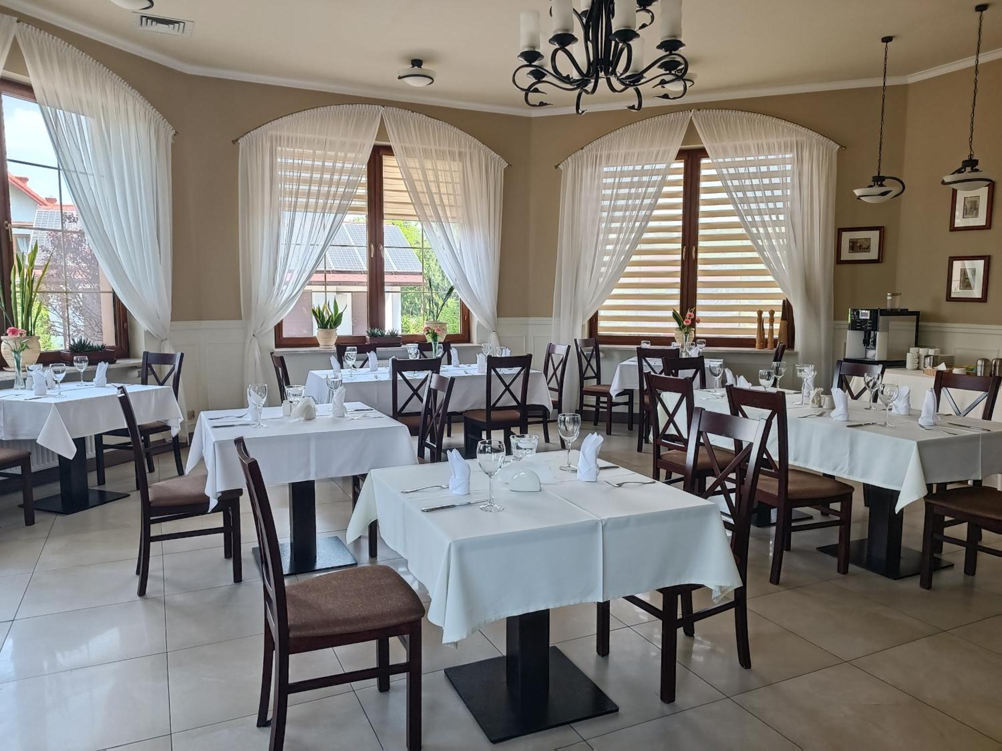 Hotel Ambasada Кробя Экстерьер фото